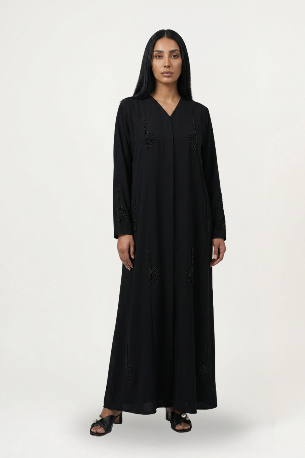 Abaya Hessa noire perlée en Nidha premium, portée