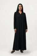 Abaya Hessa noire perlée en Nidha premium, portée