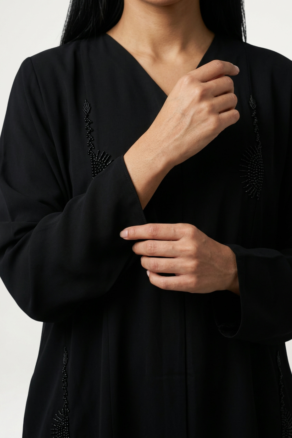 Détail des perles de l'abaya noire Hessa