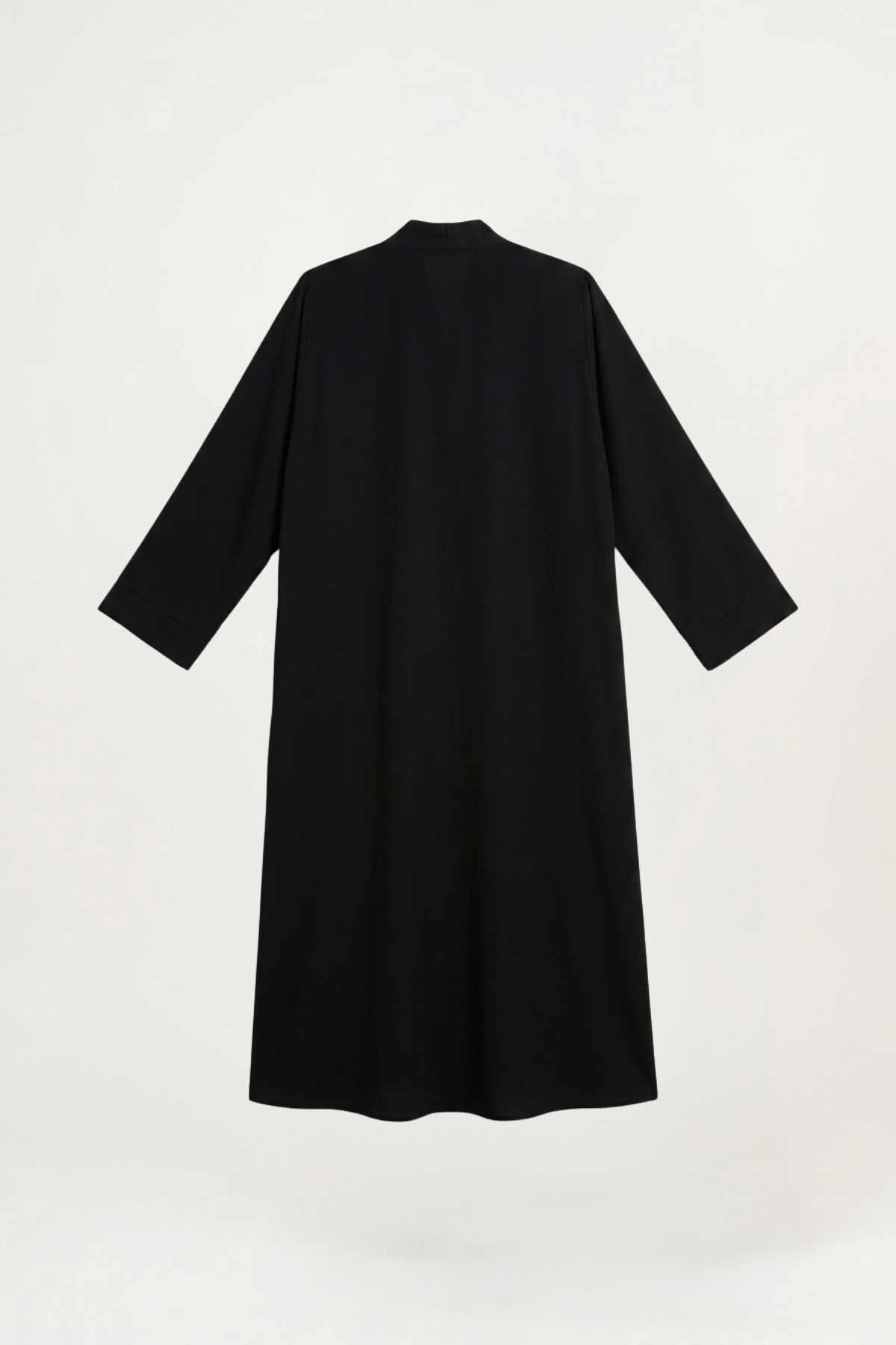 Abaya noire perlée Hessa portée en tenue complète avec hijab