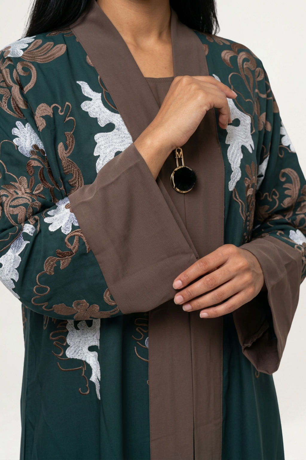 Détail des broderies de l'abaya vert profond Kalthoum