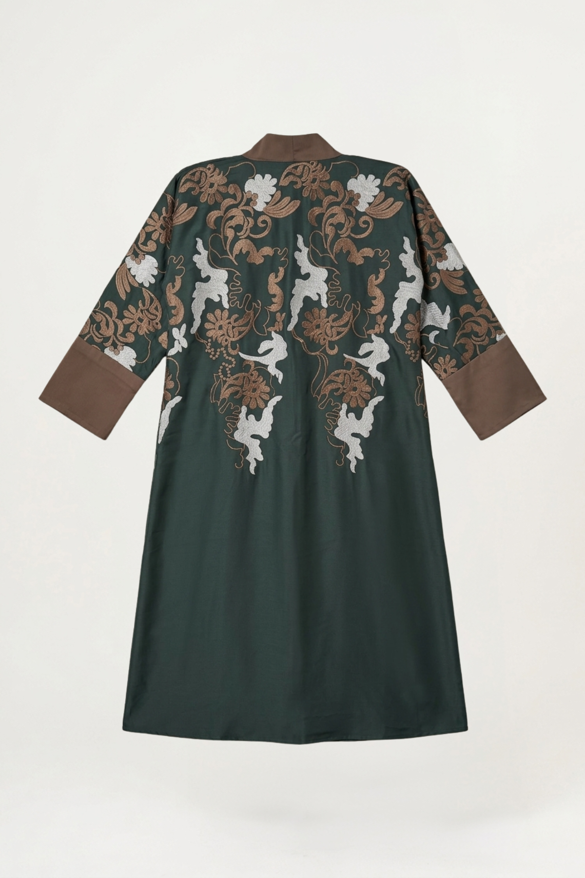 Abaya verte brodée Kalthoum portée en tenue complète avec hijab