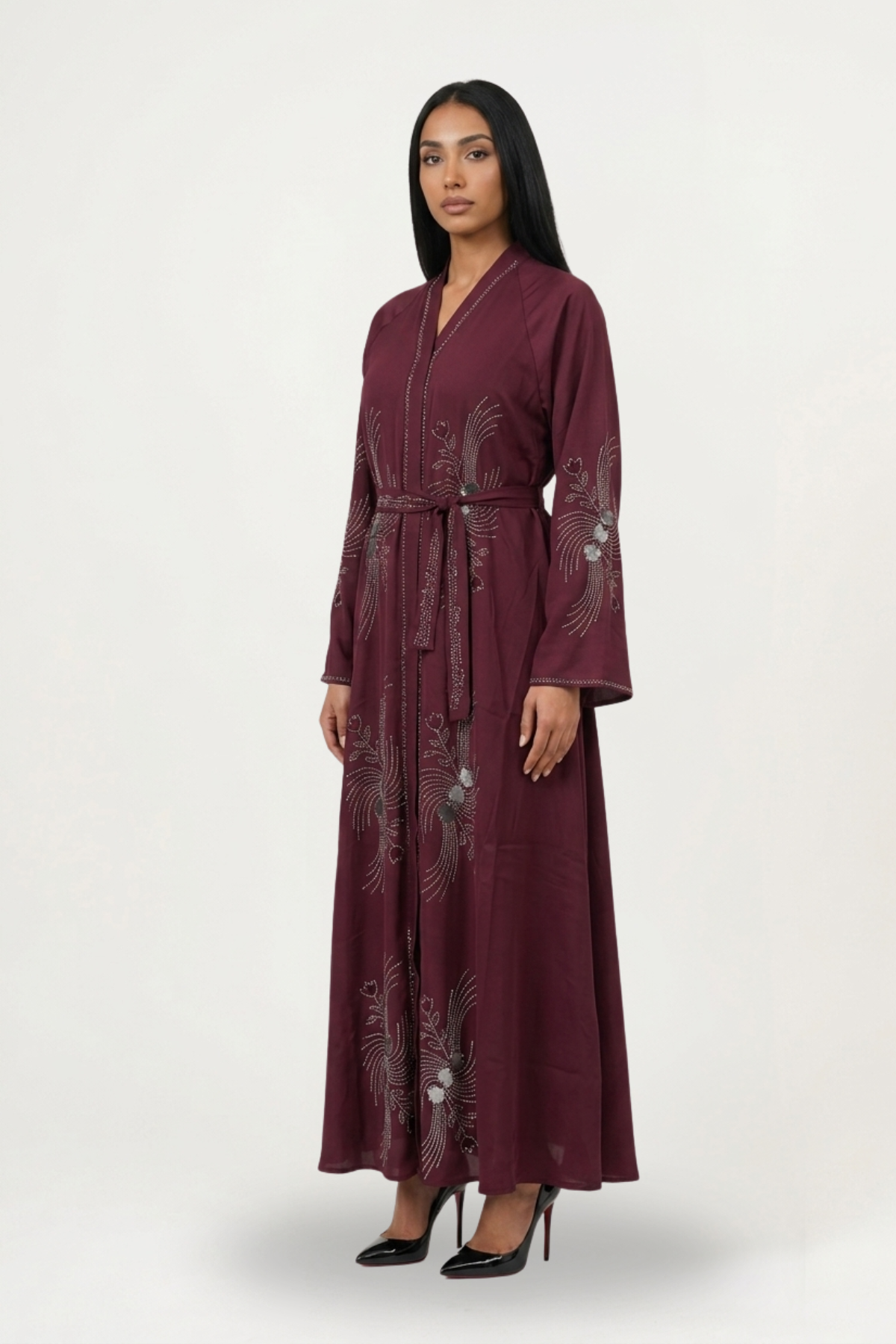Abaya Meydan bordeaux prune brodée en Nidha premium, portée
