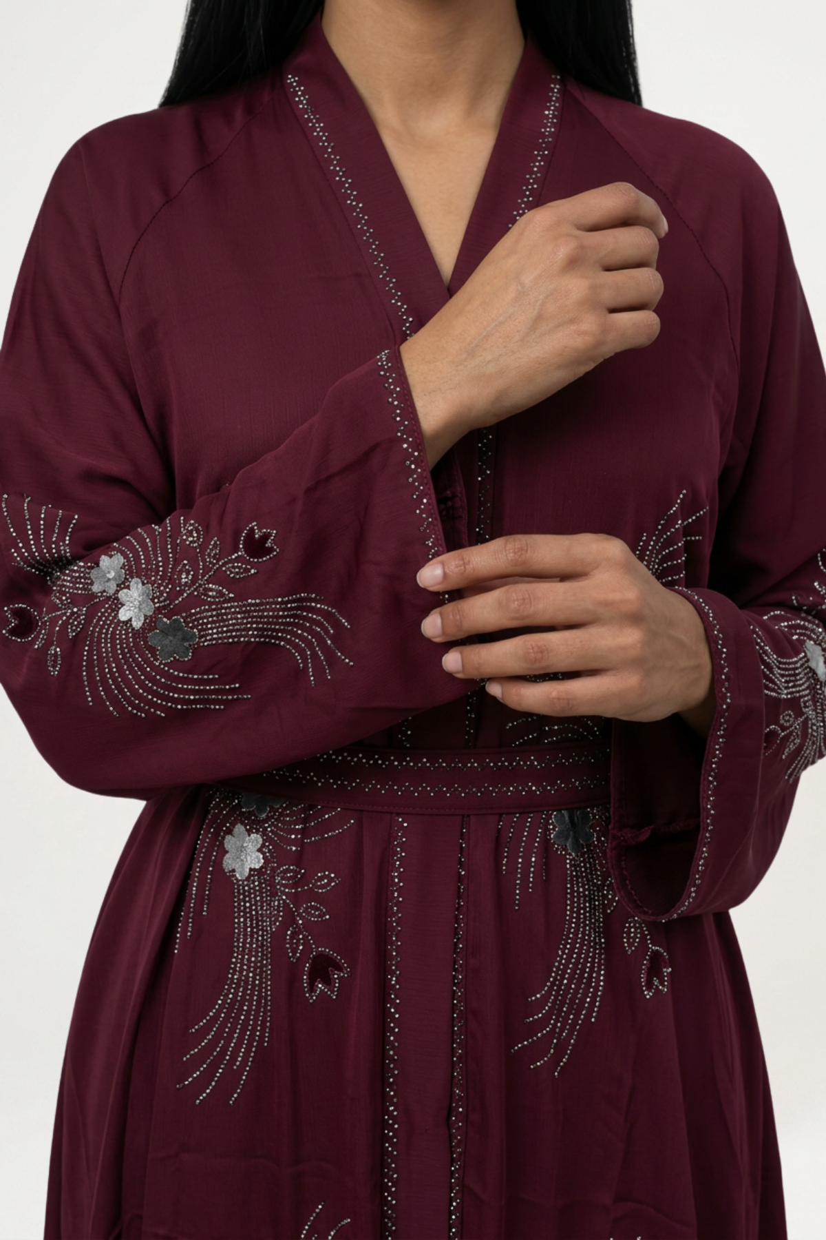 Détail des broderies de l'abaya bordeaux prune Meydan