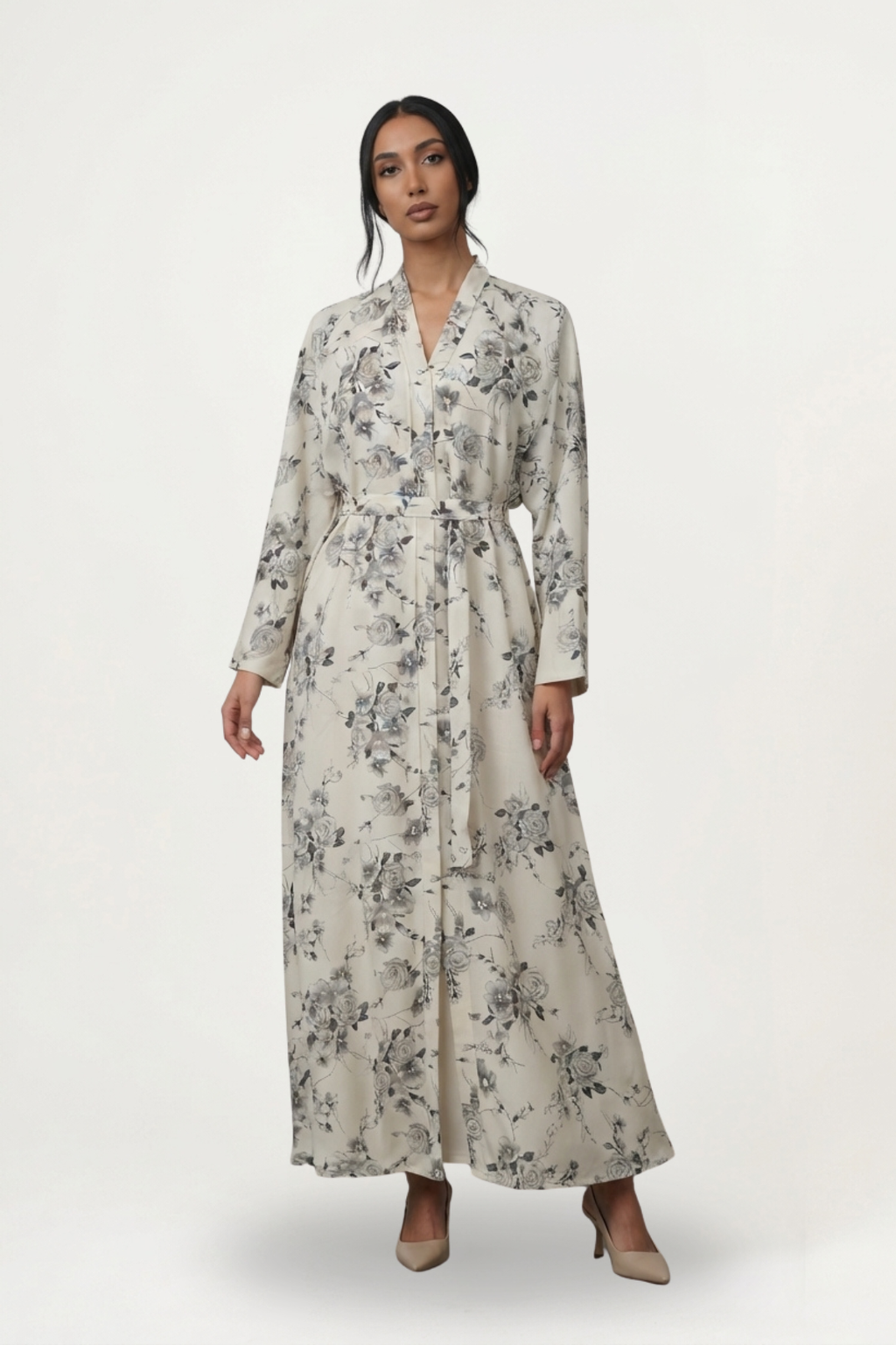 Abaya Safa blanche fluide en Nidha premium, portée