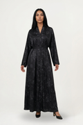 Abaya Safa noire fluide en Nidha premium, portée