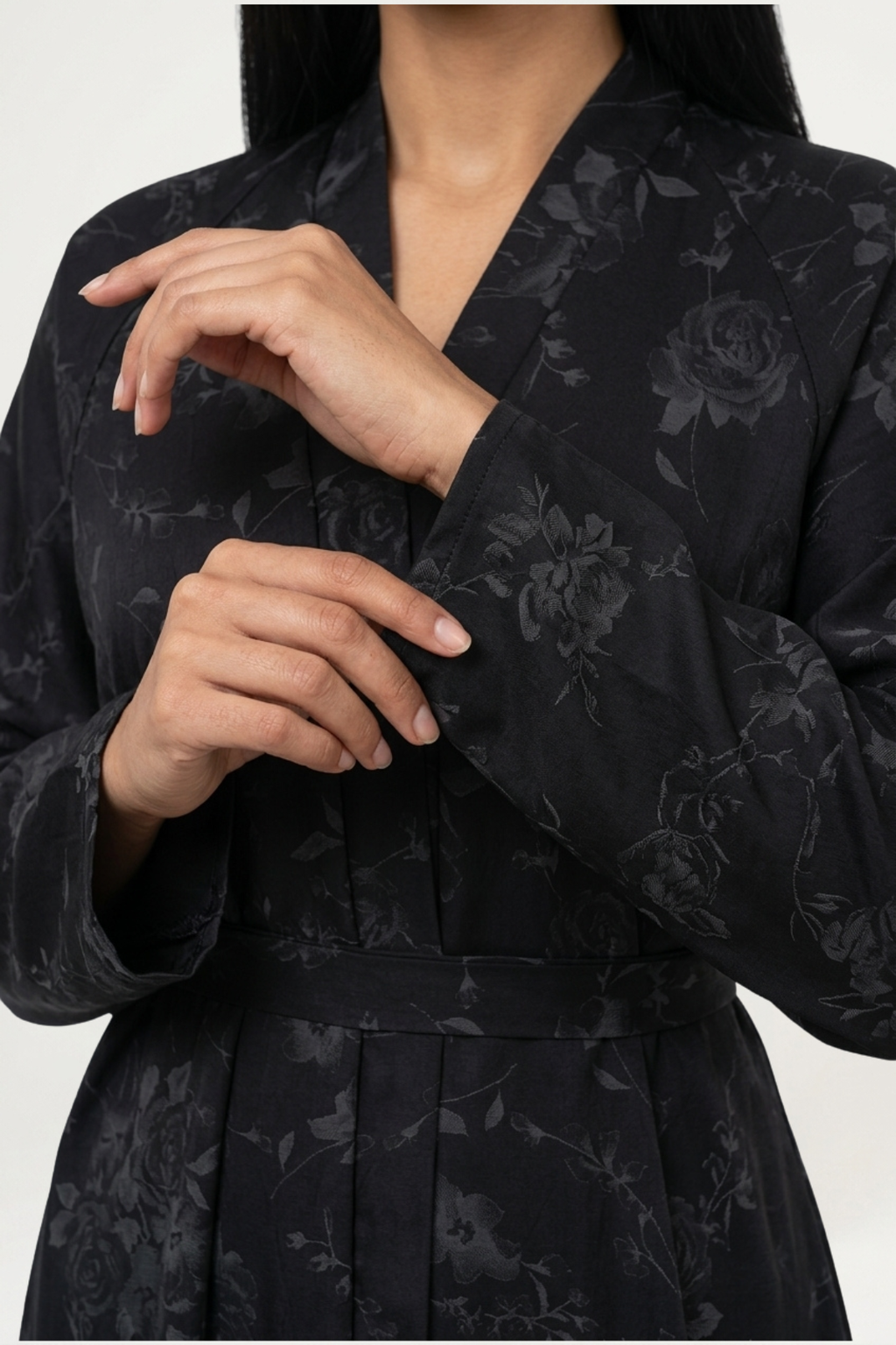 Détail du tissu Nidha noir mat de l'abaya Safa