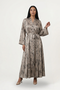 Abaya Safa ocre fluide en Nidha premium, portée