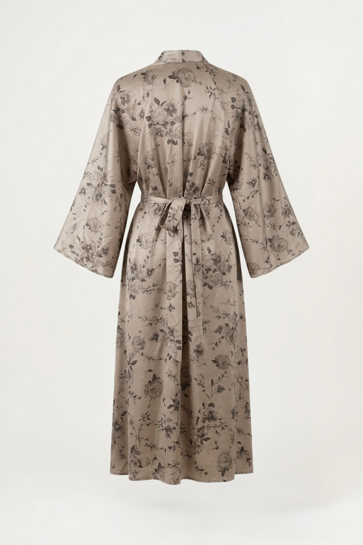 Abaya ocre Safa portée en tenue complète avec hijab